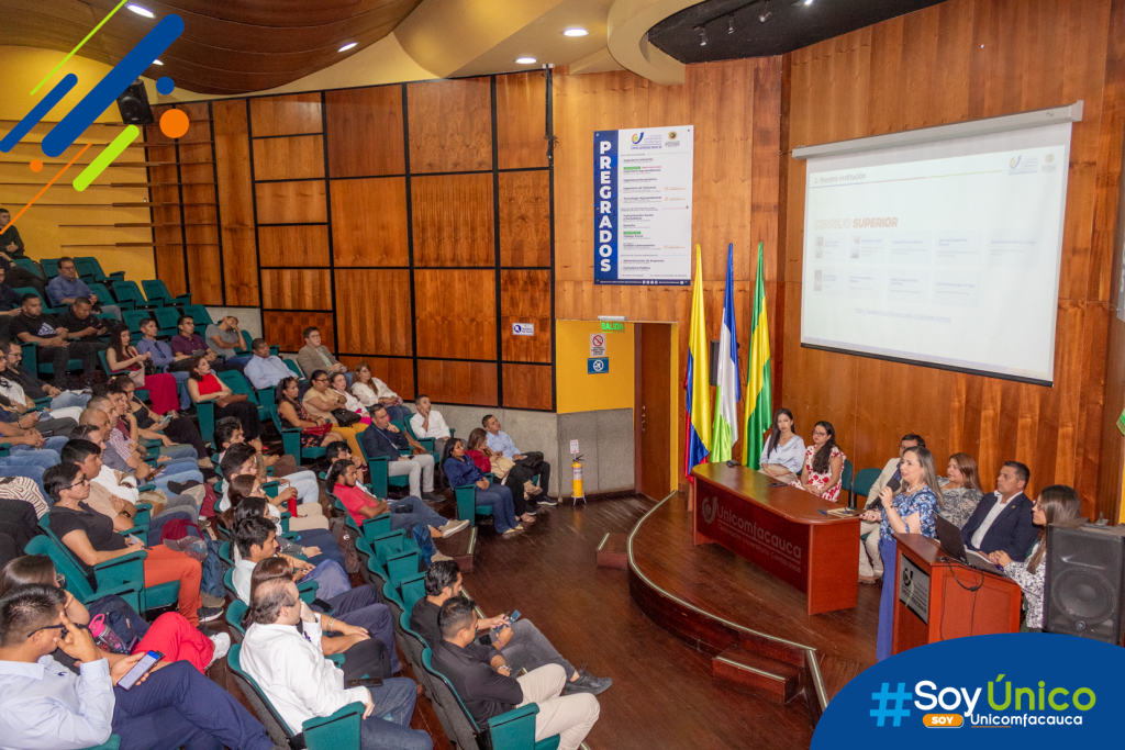Fotografía general del auditorio mientras nuestra rectora presenta la trayectoria y actuales cifras de la Corporación.
