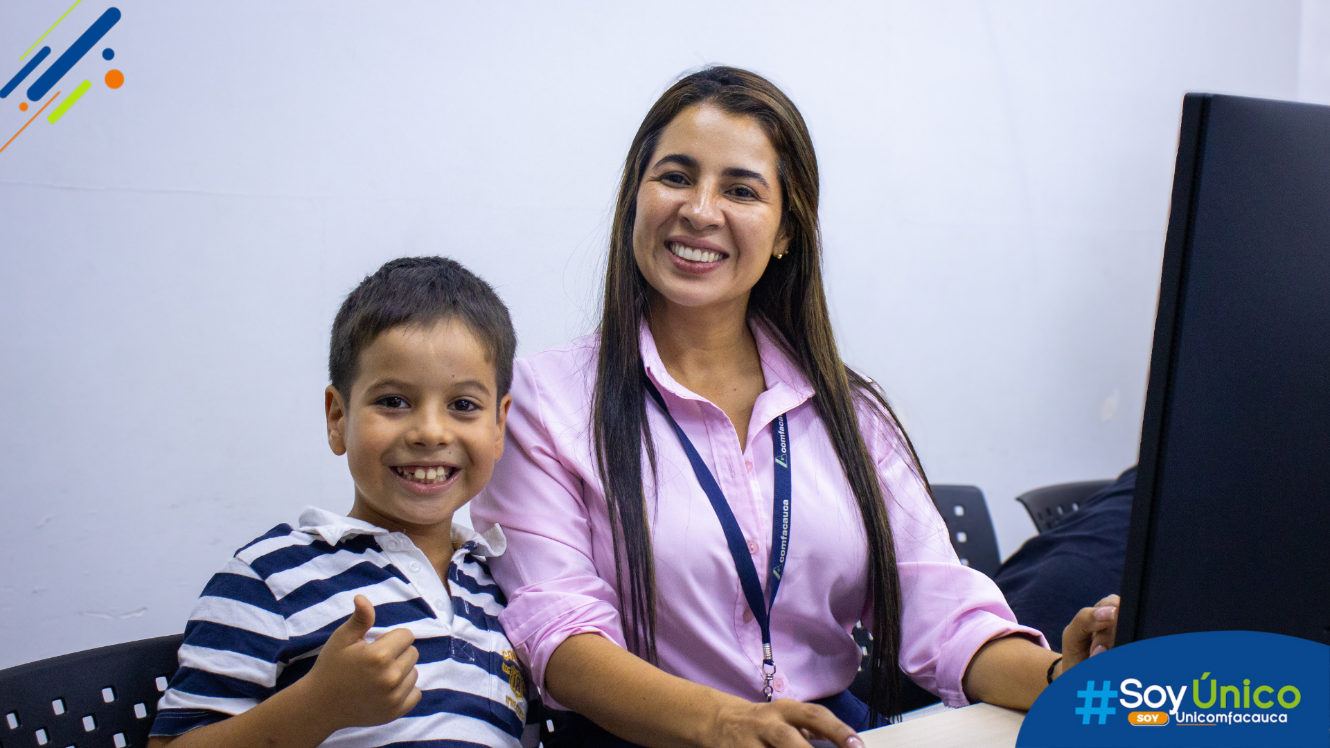 Madre e hijo en curso para desarrollar video juegos