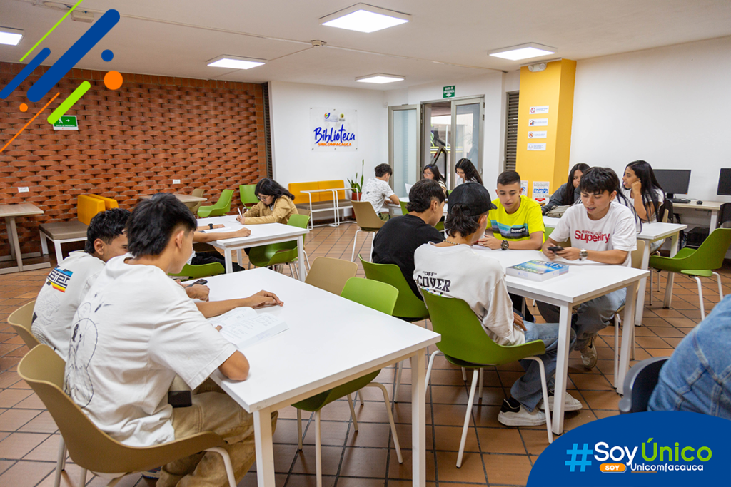 Estudiantes leyendo, estudiando y compartiendo en nuestra Biblioteca Unicomfacauca.
