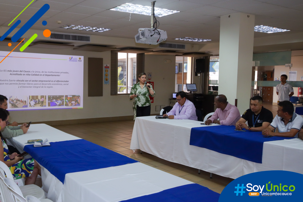 Nuestra Rectora (e), Mg. Claudia Milena García Castillo realizando la exposición de la trayectoria de la Corporación.
