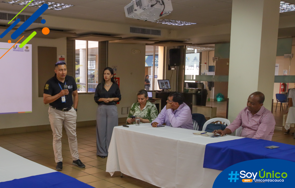 El director del programa de Ingeniería de Sistemas, Diego Felipe Velasco Uribe, presentándose ante el nuevo grupo de docentes.