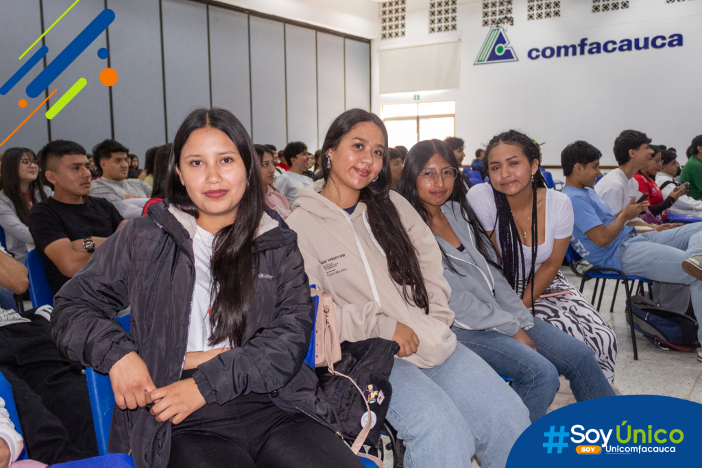 Grupo de cuatro amigas posando a la cámara en el salón de eventos del Centro Recreativo Pisojé.