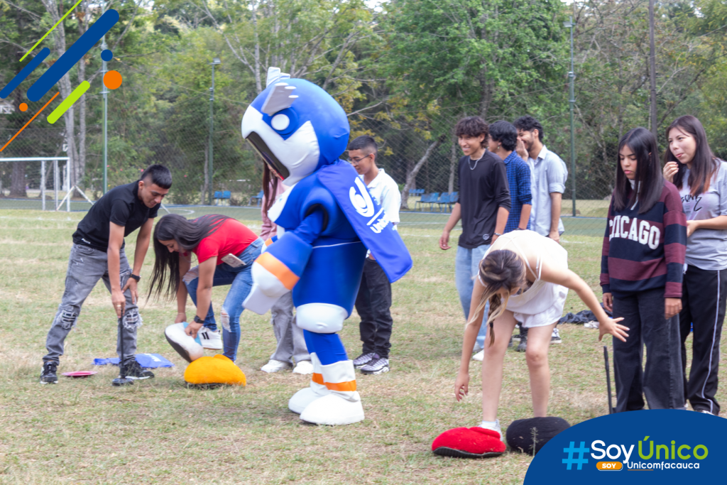 Estudiantes participando de una pista de obstáculos en la zona verde del Centro Recreativo Pisojé.