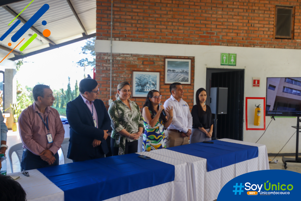 Fotografía de la mesa principal en donde se visualizan a: Rectora (e), Mg. Claudia Milena García Castillo; Vicerrectora de Investigación y Extensión, Mg. Andrea Carolina Navas Calixto; Vicerrector Académico (e), Mg. Daniel Ricardo Velasco Acero; Decano de la Facultad de Ciencias Empresariales, Mg. Denis Augusto Lara Papamija; Decana de la Facultad de Ingeniería, Ph.D. Adriana Marcela Nieto Muñoz; y el director del programa de Tecnología e Ingeniería Agroambiental, Mg. Ever Gregorio Martínez. 