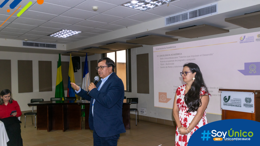 Vicerrector Académico y Vicerrectora de Investigación y Extensión realizando la presentación de logros obtenidos en el año 2025.