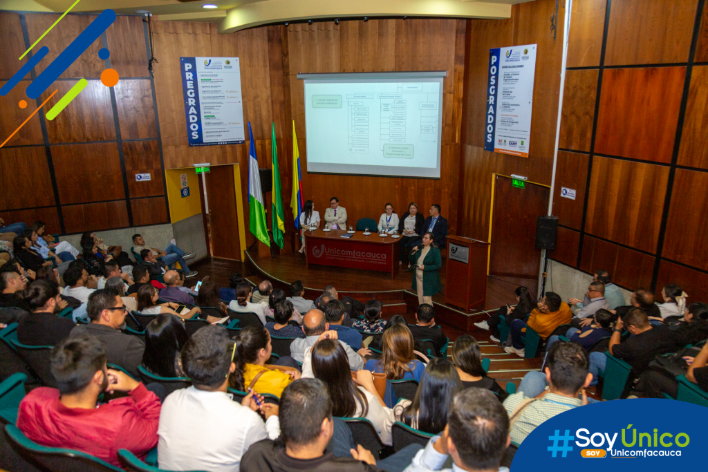 Rectora presentando logros obtenidos en el año 2025 en el Auditorio Julio Arboleda.