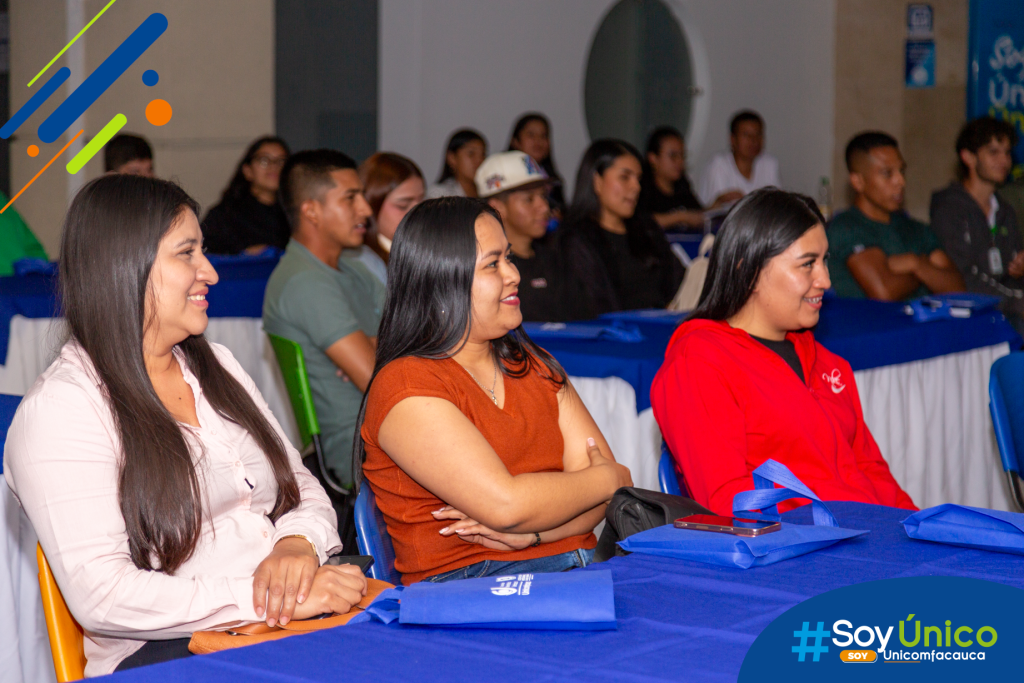 Estudiantes de Popayán de la jornada nocturna disfrutando de la charla motivacional.