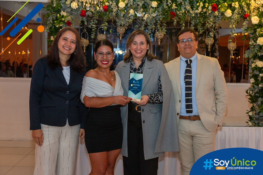 Rectora (e) Mg. Claudia Milena García Castillo, Vicerrector Académico (e) Mg. Daniel Ricardo Velasco Acero, Coordinadora de Talento Humano Mg. Andrea Ordóñez junto con Ayda Lucía Campo Uni.