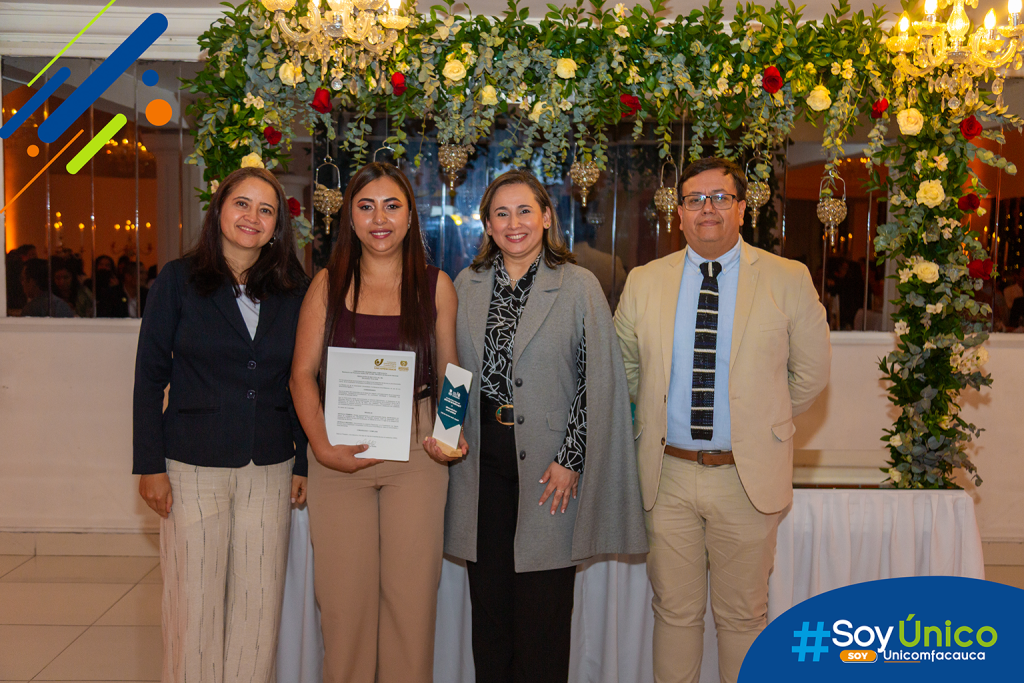 Rectora (e) Mg. Claudia Milena García Castillo, Vicerrector Académico (e) Mg. Daniel Ricardo Velasco Acero, Coordinadora de Talento Humano Mg. Andrea Ordóñez junto con Lenis Esmeralda Ordóñez