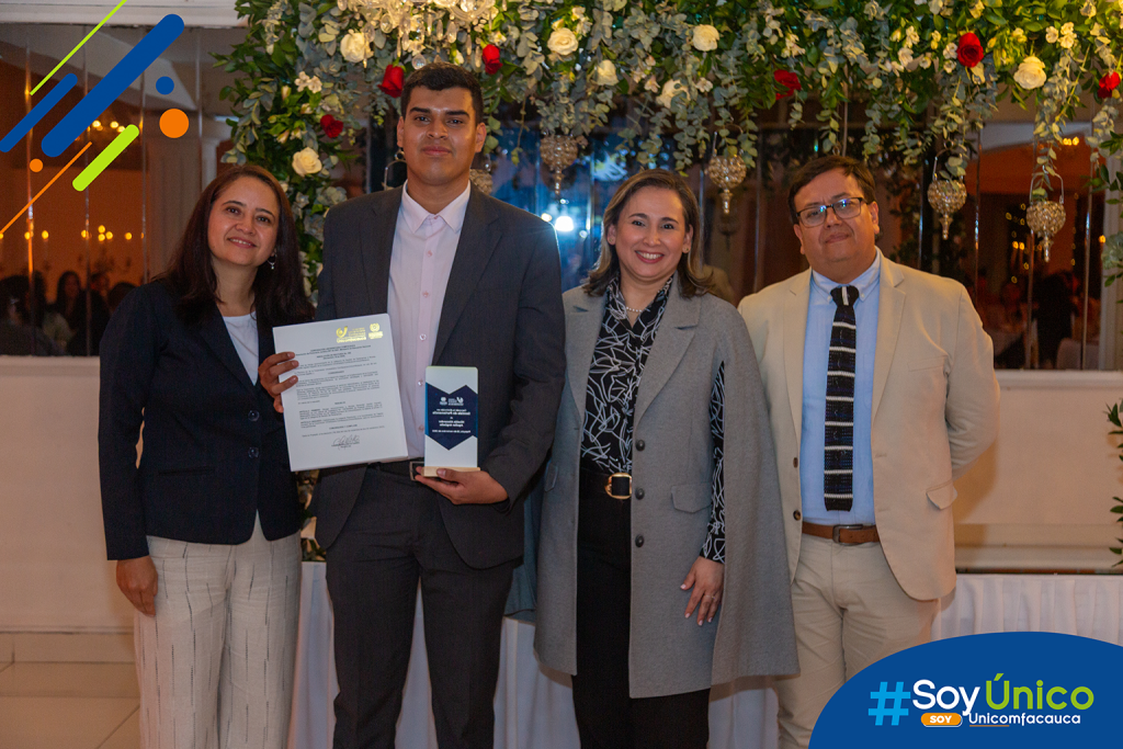 Rectora (e) Mg. Claudia Milena García Castillo, Vicerrector Académico (e) Mg. Daniel Ricardo Velasco Acero, Coordinadora de Talento Humano Mg. Andrea Ordóñez junto con Nicolás Aguilar.