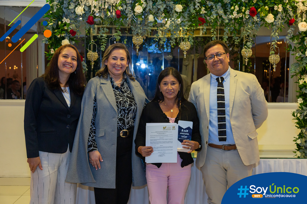 Rectora (e) Mg. Claudia Milena García Castillo, Vicerrector Académico (e) Mg. Daniel Ricardo Velasco Acero, Coordinadora de Talento Humano Mg. Andrea Ordóñez junto con Dalila Eufemia Urbano.