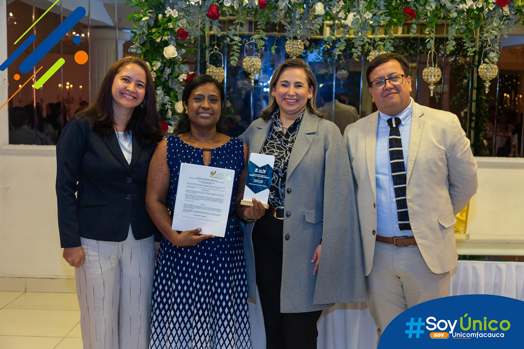 Rectora (e) Mg. Claudia Milena García Castillo, Vicerrector Académico (e) Mg. Daniel Ricardo Velasco Acero, Coordinadora de Talento Humano Mg. Andrea Ordóñez junto con Isabel Cristina Cocoy.