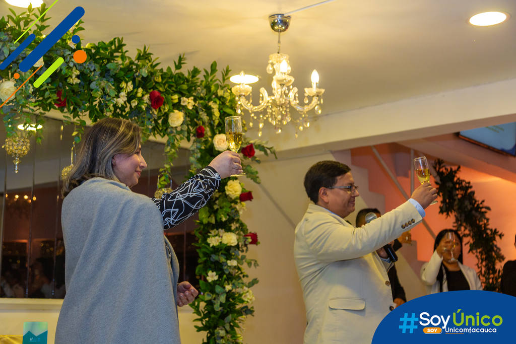 Nuestra Rectora (e) Mg. Claudia Milena García Castillo y nuestro Vicerrector Académico (e) Mg. Daniel Ricardo Velasco Acero, dando el brindis.