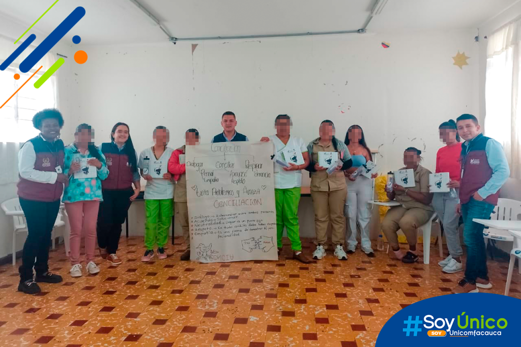 Miembros del Consultorio Jurídico junto con las mujeres de la Penitenciaria de Media Seguridad - La Magdalena.