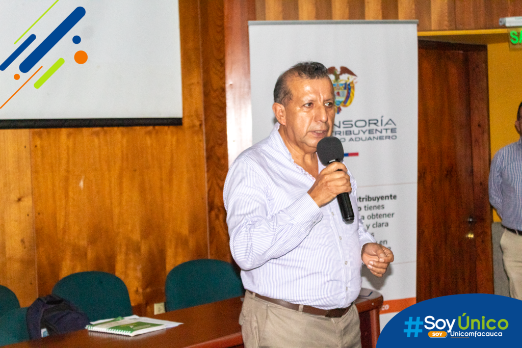 Foto en primer plano del Mg. Gerardo Jojoa en nuestro Auditorio Julio Arboleda mientras dicta la capacitación.