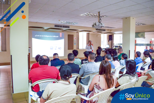 José Alexander Ramos Delgado, consultor senior en transformación digital y educación con inteligencia artificial, distando la capacitación en el Auditorio de Comfacauca en Santander de Quilichao.