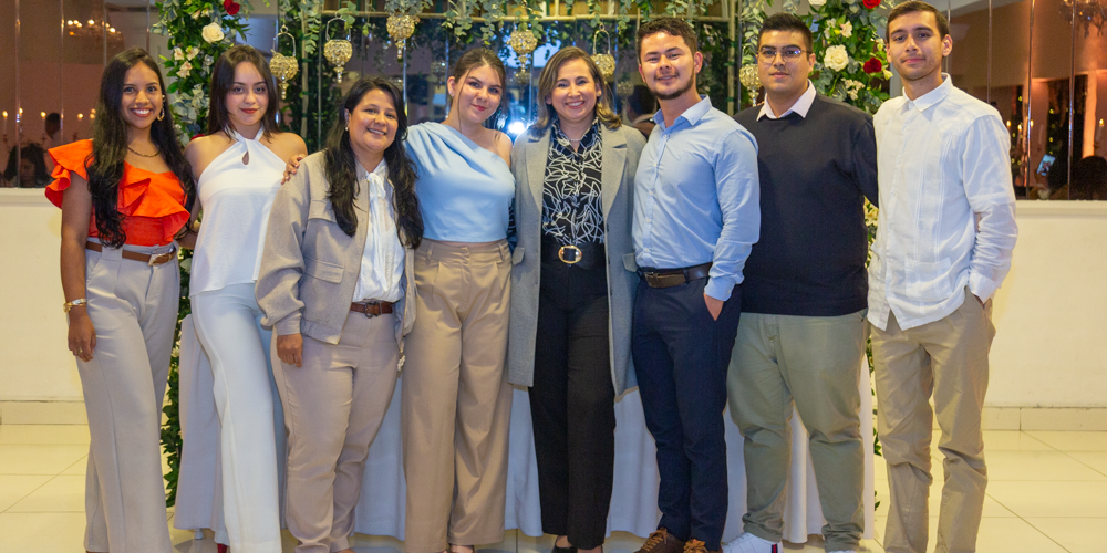 Rectora (e) Mg. Claudia Milena García Castillo junto con el equipo de Comunicaciones y el Centro de Producción Audiovisual.
