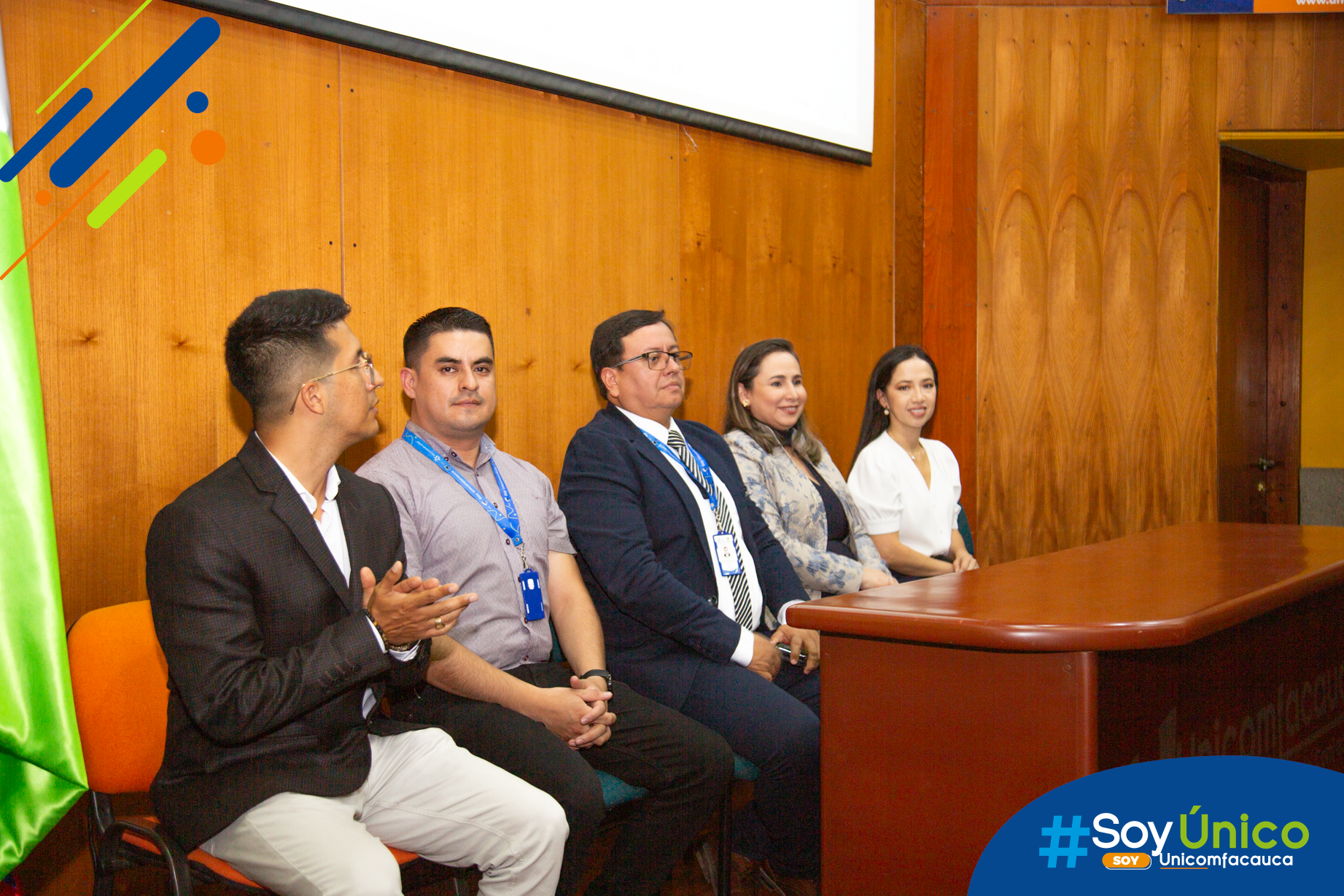 Directivos de la mesa principal ceremonia de prácticas Ingeniería Mecatrónica.