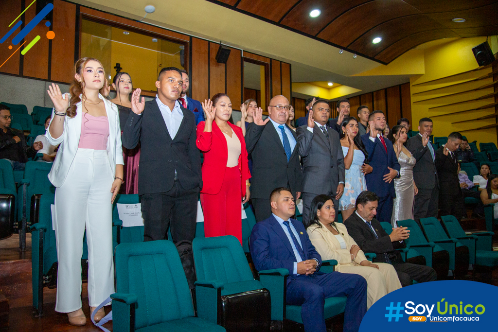 Los futuros practicantes realizando la toma del juramento.