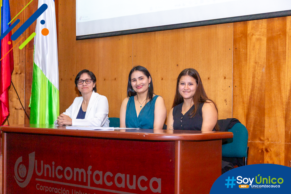 Mesa principal conformada por: Mg. Michelle Joana Sánchez Rosero, Coordinadora del Área Transversal de Inglés y las docentes Lic. Franci Orozco y Lic. Danae Bastos, del Centro de Idiomas. 