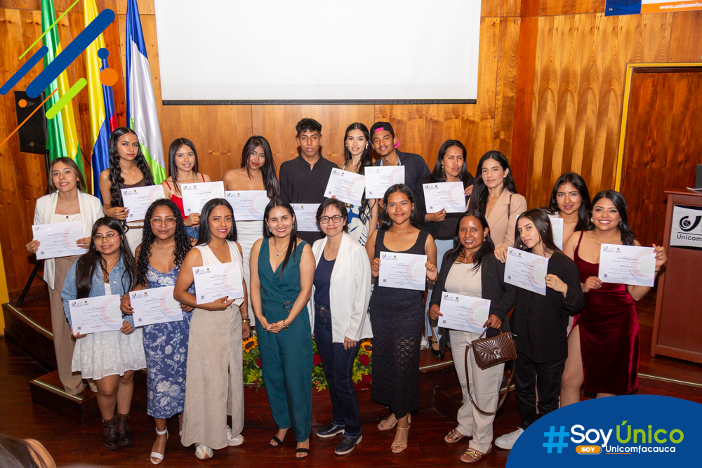 Grupo 1 de estudiantes que finalizaron el nivel A1.