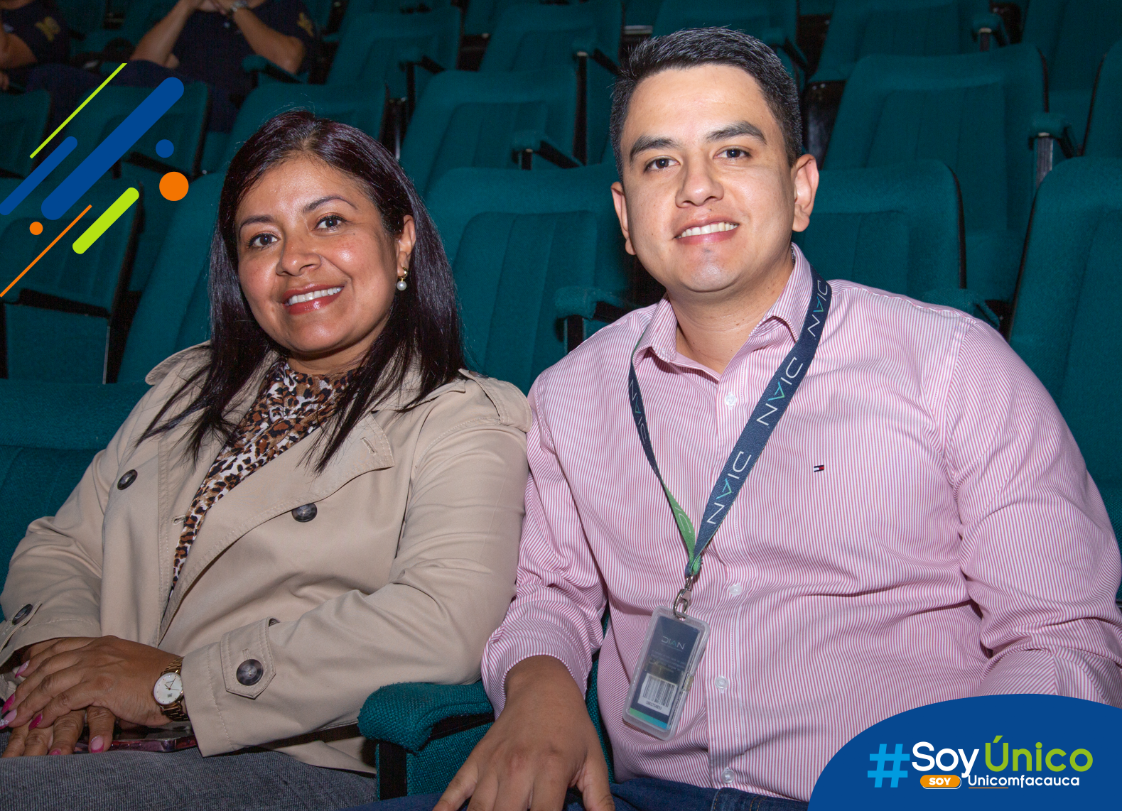 Directivos en charla sobre beneicios tributarios.