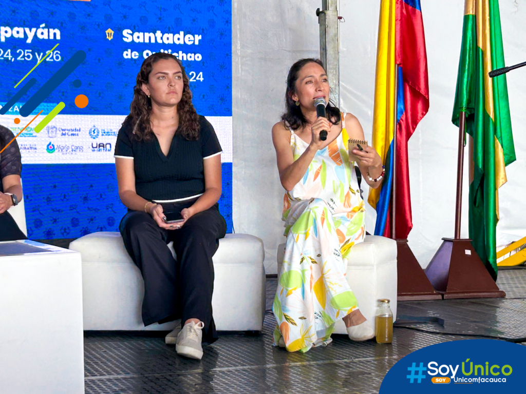 Ph.D. Ivon Natalia Cuervo respondiendo una de las preguntas del panel. 