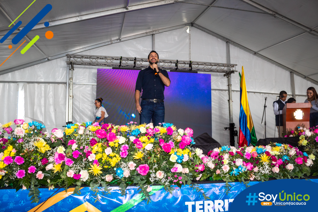 Mauricio Medina realizando su Charla "Astronomía en todas partes" en el escenario del Parque Caldas.