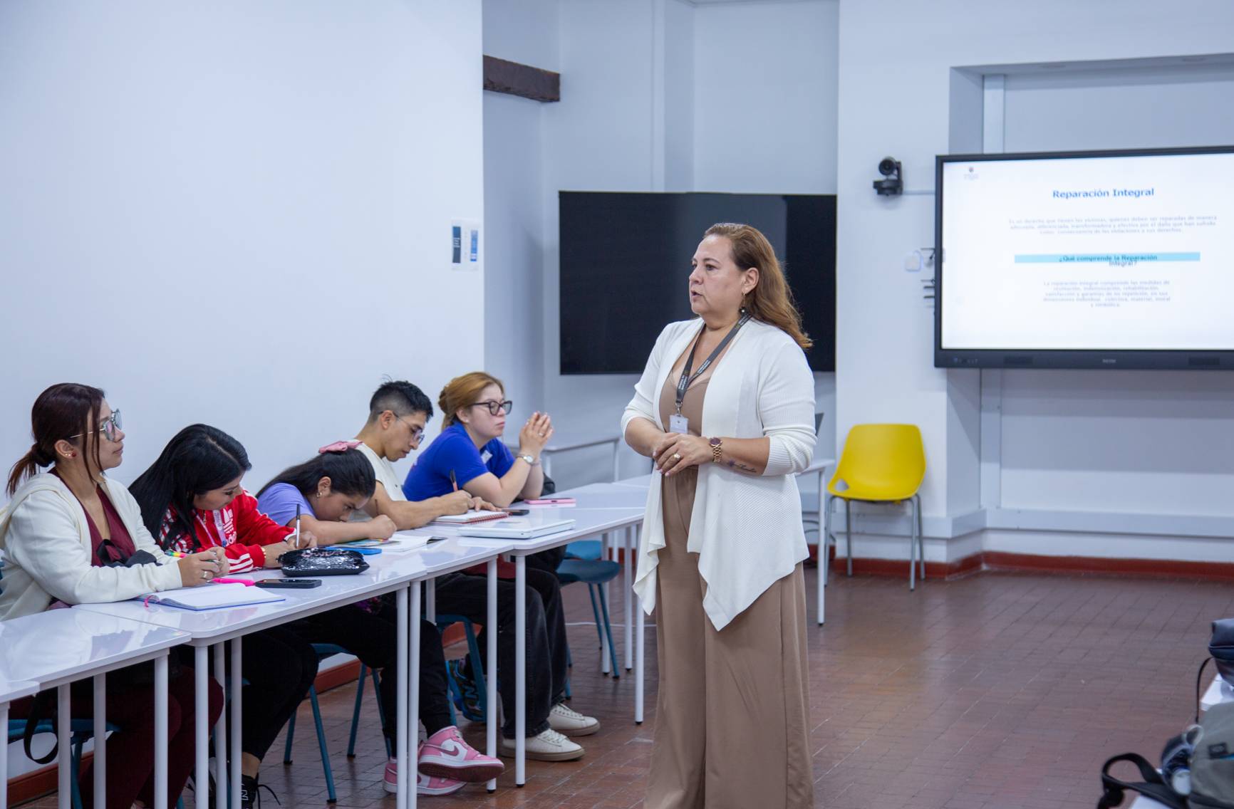 Trabajadores Sociales en clases especiales para la atención y reparación de víctimas.