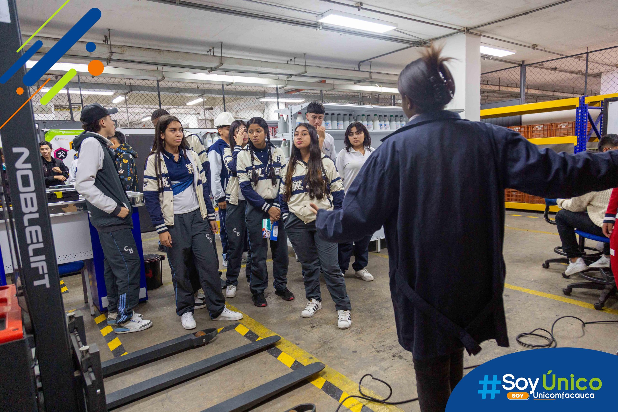 Estudiantes del Colegio CESCO en nuestro laboratorio de calidad recibiendo una explicación del uso del espacio.