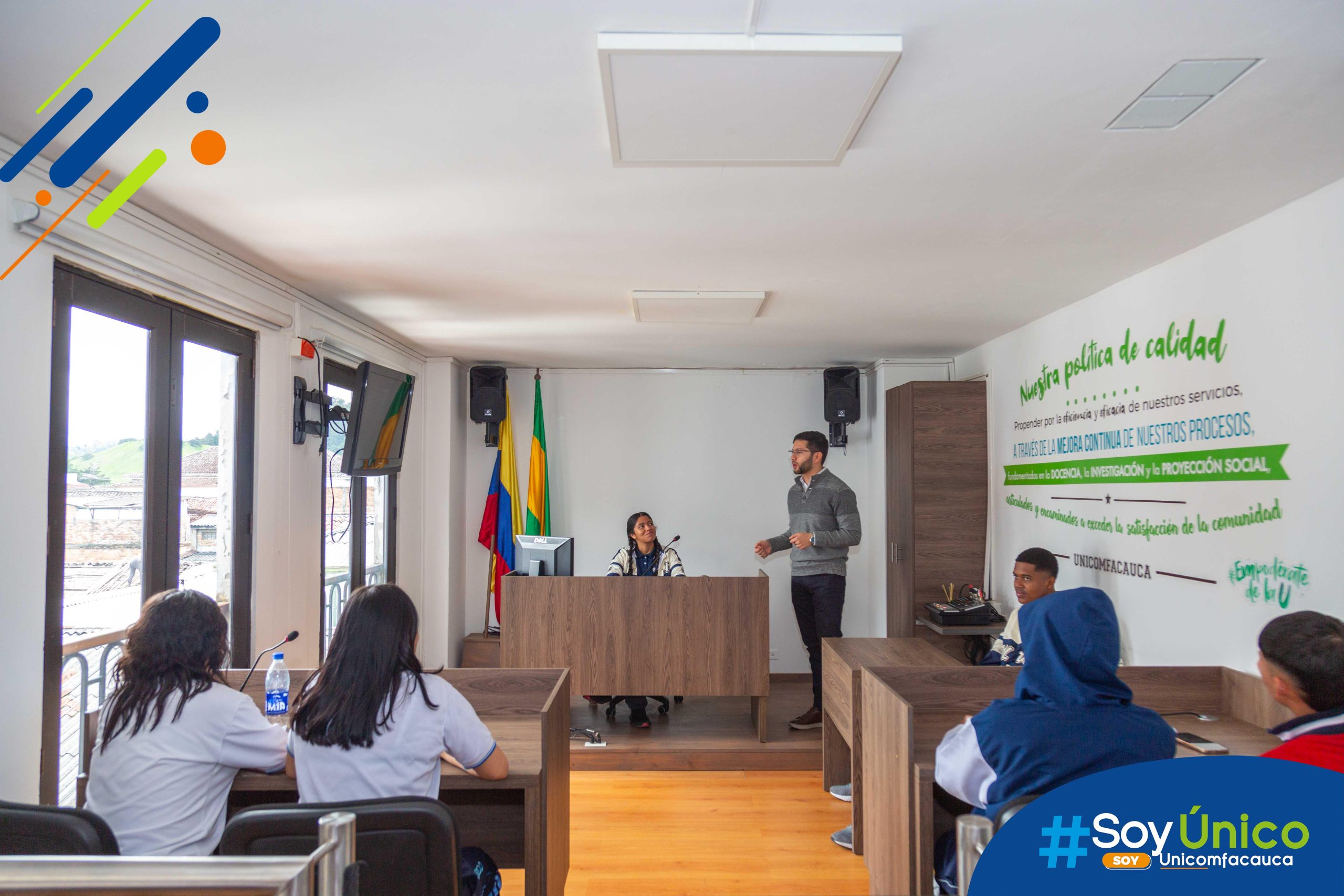 Estudiantes del Colegio CESCO en una simulación en nuestra sala de audiencias.