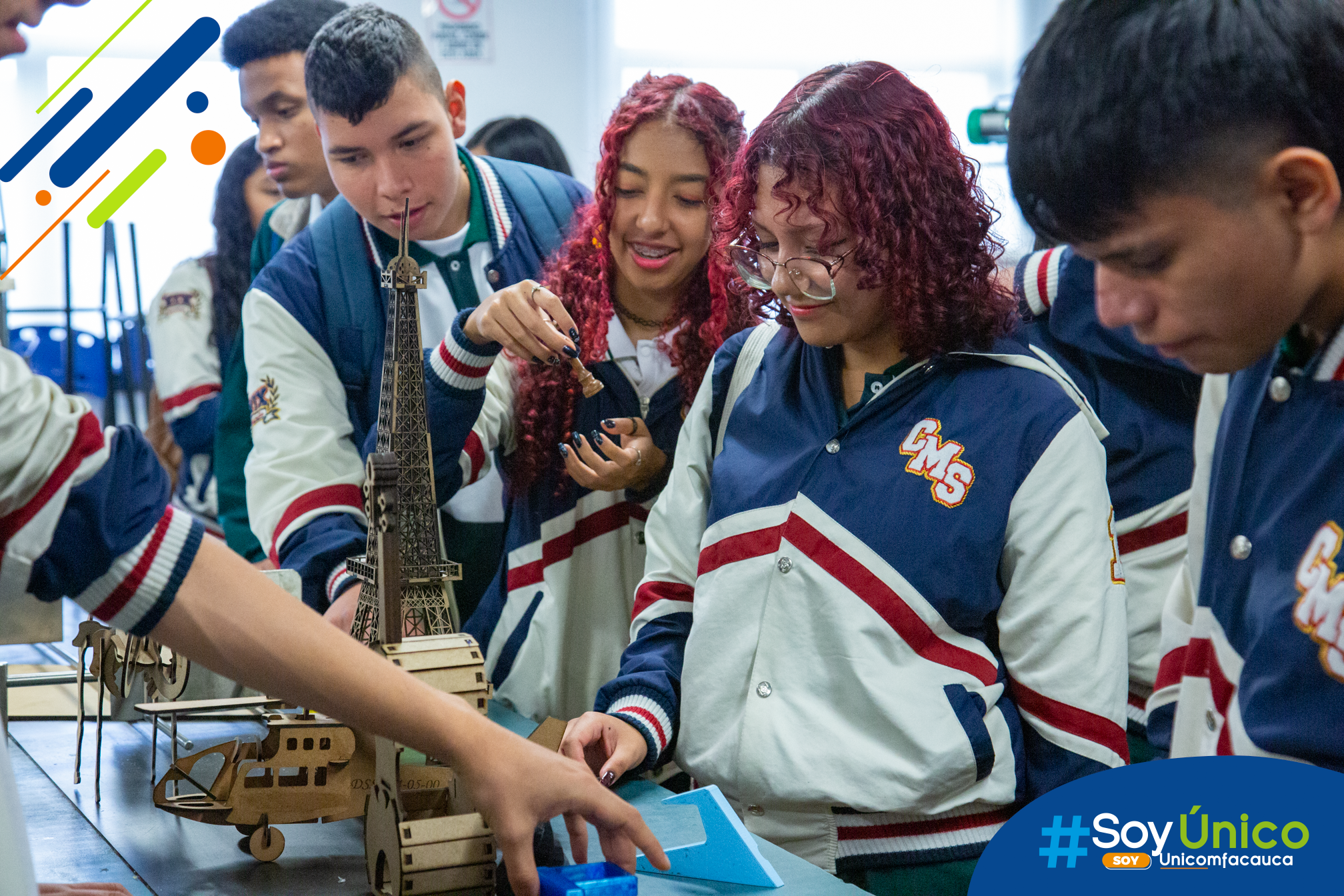 Estudiantes del Colegio CICMA apreciando las obras que se realizan en MDF y están guardadas en nuestro laboratorio de fabricación digital.