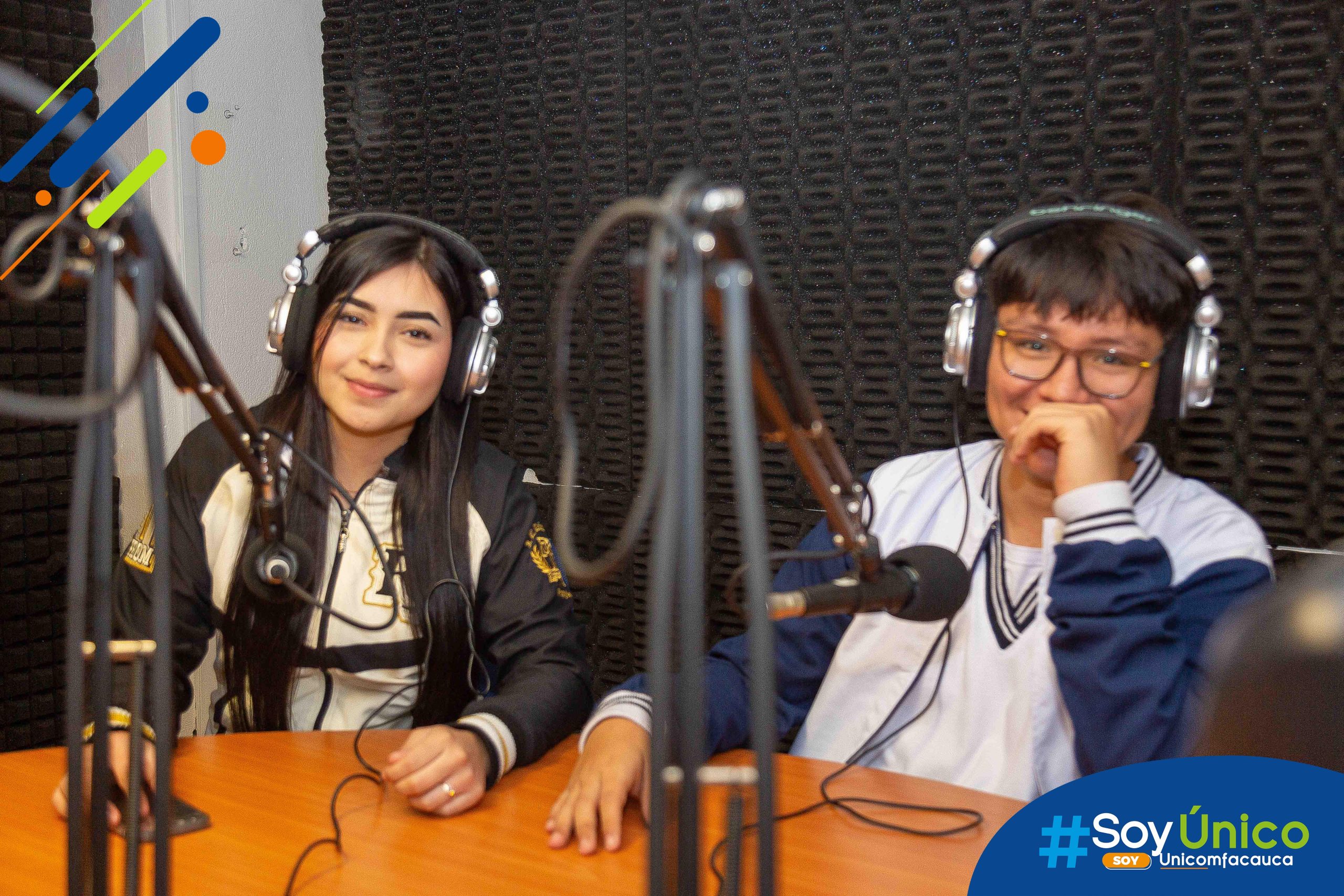 Estudiantes del Colegio Rafael Pombo realizando una simulación de una emisión en vivo de radio en nuestra sala de prácticas de radio.