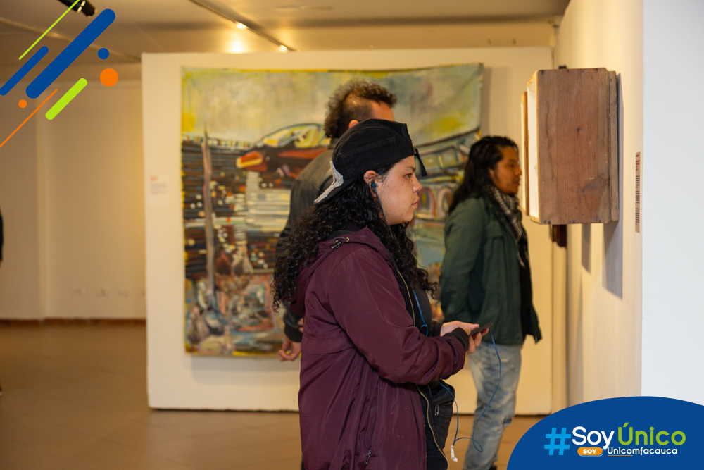 Asistentes apreciando las obras artísticas del evento.