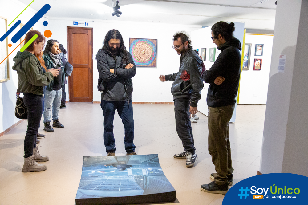 Asistentes apreciando las obras artísticas del evento.