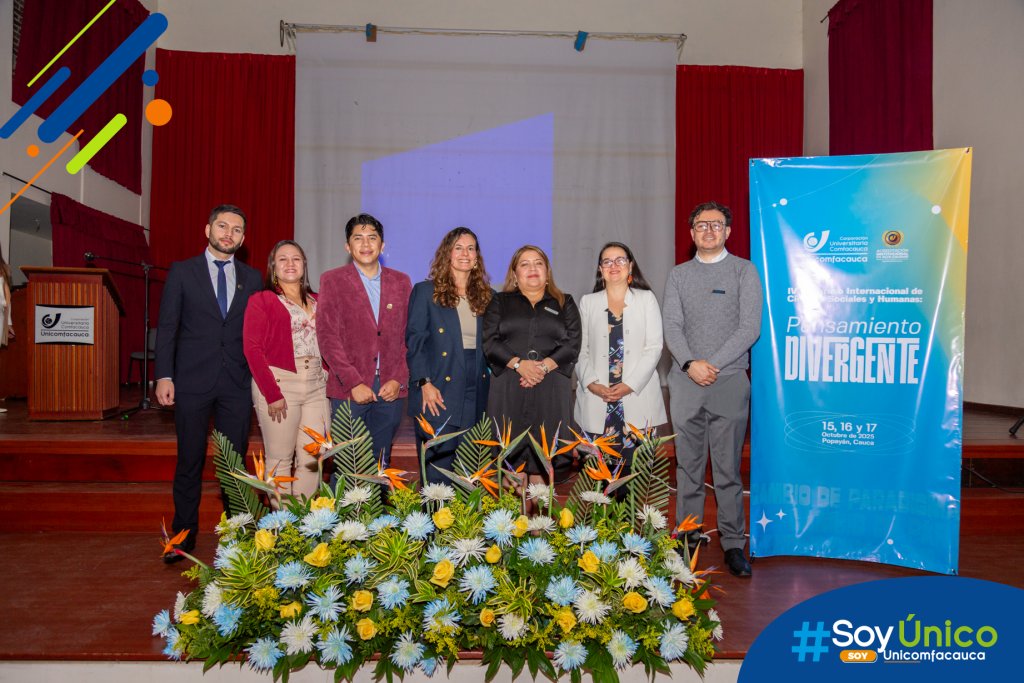 Mesa principal conformada por nuestra Vicerrectora de Investigación y Extensión, Mg. Andrea Carolina Navas Calixto; la Decana de la Facultad de Humanidades, Ciencias Sociales, Artes y de la Educación, Mg. Sandra Liliana Solarte Muñoz; el Director del programa de Comunicación Social y Medios Digitales, Mg. Daniel Narváez Paredes; el Director del programa de Derecho, Ph.D. (c) Wilmer Gerardo López Ñañez; la Directora del programa Tecnología en Gestión Gastronómica, Ph.D. (c) Sandra Faisuler Potosí Rodríguez; y el Director del programa de Trabajo Social, Mg. Jhancarlo Antonio Acosta Pinchao.