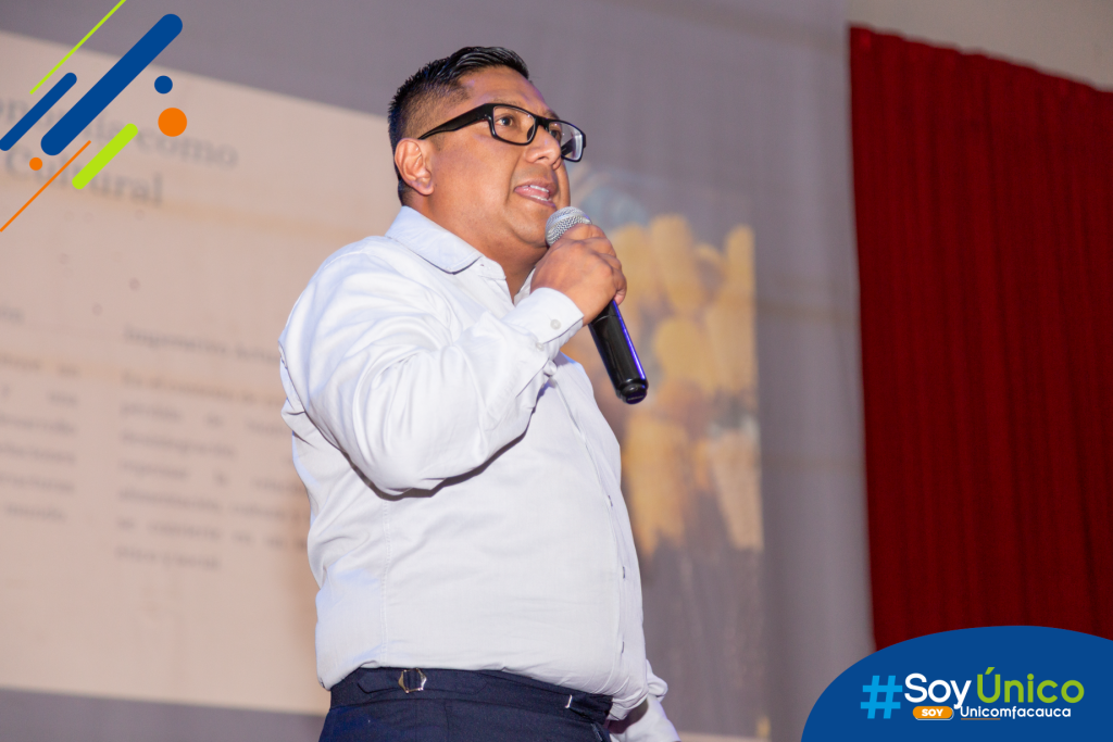 Ph.D. Wilman Andrés Mejía, presentando su ponencia “Sostenibilidad gastronómica e identidad territorial: del saber ancestral a la innovación intercultural”.