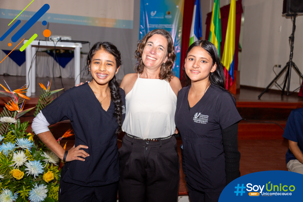 La Ph.D. Irina Margarita Jurado Paz, posando con dos estudiantes de Trabajo Social.