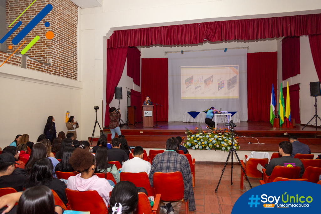 Mg. Paola Martínez, Coordinadora del Sello Editorial, realizando la presentación de las memorias de congreso anterior y de la Revista Perspectivas.