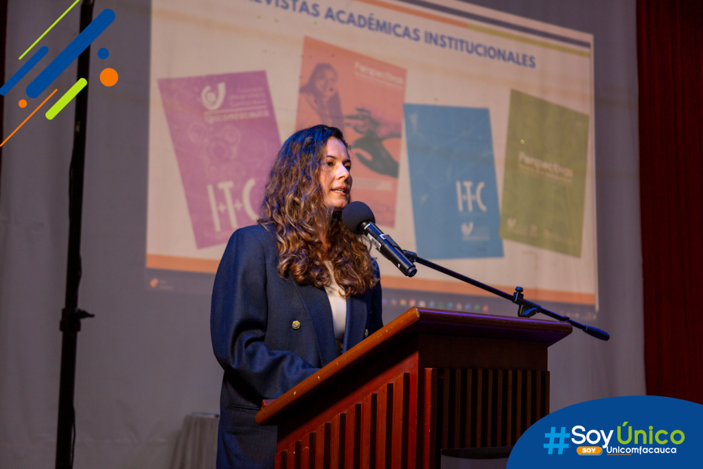 Mg. Paola Martínez realizando la presentación de las revistas académicas institucionales.