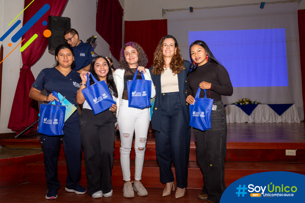Estudiantes que ganaron los premios del Sello Editorial.