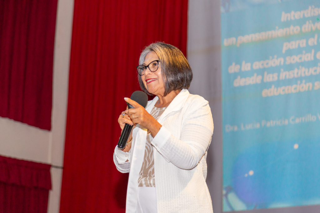 Ph.D. Lucía Patricia Carrillo Velásquez., con su ponencias “Interdisciplina, un pensamiento divergente para el estudio de la acción social efectiva desde las instituciones de Educación Superior”.