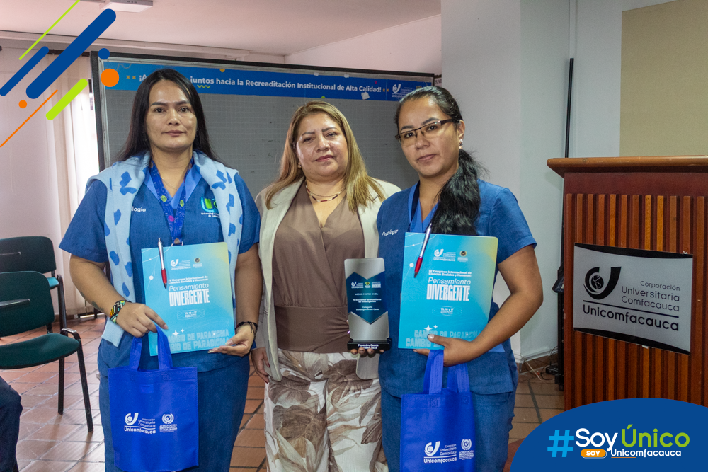 Estudiantes de la Universidad Cooperativa de Colombia con su reconocimiento por mejor póster.