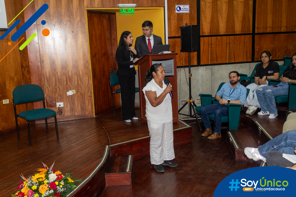 Lideresa campesina, Luz Marina Cuchumbe, enviando un mensaje de reflexión a los asistentes al conversatorio.