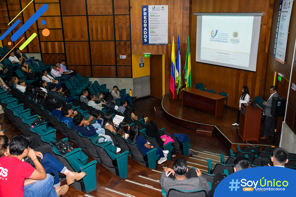 Fotografía general del auditorio que muestra a los asistentes de la sustentación.