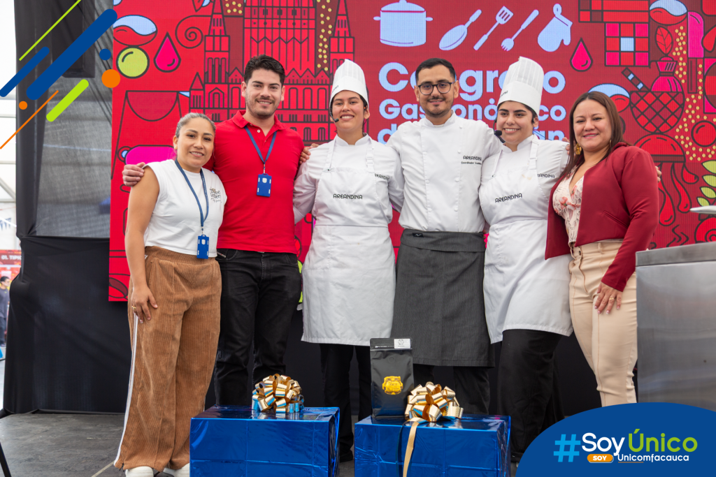 Delegación de la Fundación Universitaria del Área Andina recibiendo el reconocimiento oficial en la Tarima del Saber.