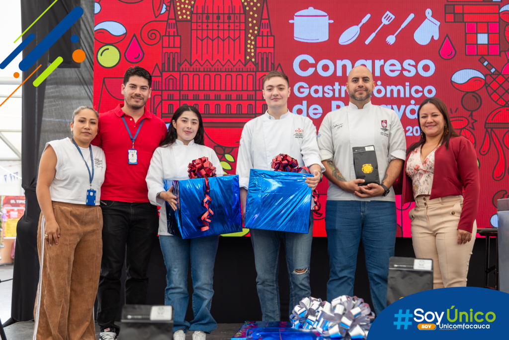 Delegación de la Escuela Gastronómica de Occidente recibiendo el reconocimiento oficial en la Tarima del Saber.