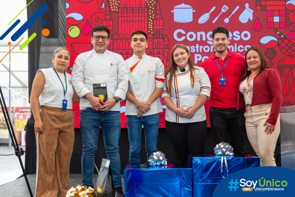 Delegación de la Universidad Autónoma de Bucaramanga recibiendo el reconocimiento oficial en la Tarima del Saber.