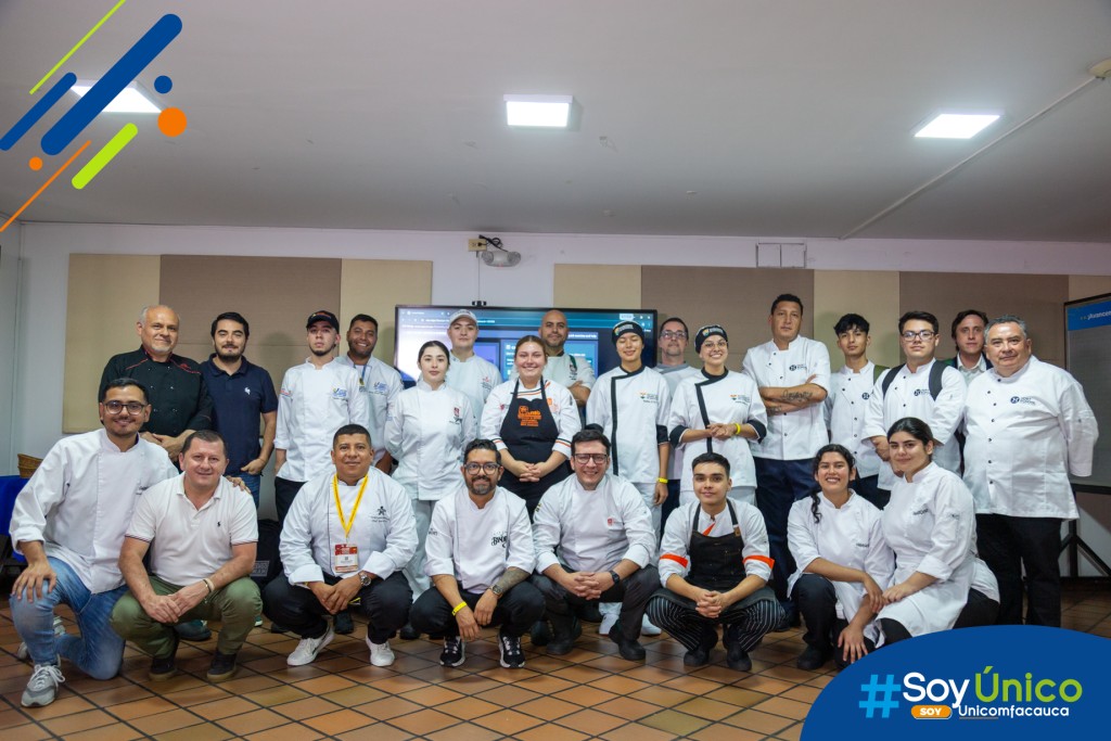 Todas les delegaciones junto con los jueces en el salón B101 de Unicomfacauca.