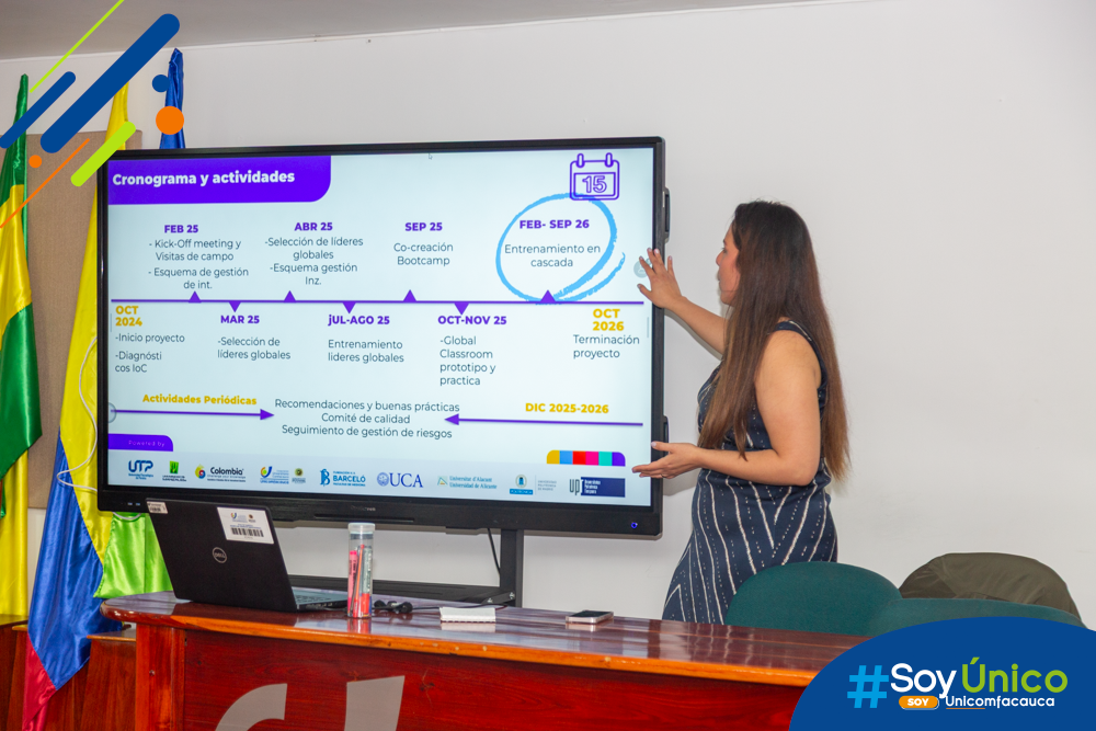 Project Manager, Alejandra Pineda, socializando el proyecto HUBIoC.